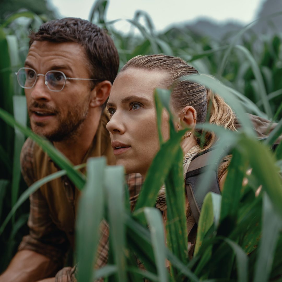 L to R: Jonathan Bailey as paleontologist Dr. Henry Loomis and Scarlett Johansson as skilled covert operations expert Zora Bennett in JURASSIC WORLD REBIRTH, directed by Gareth Edwards.