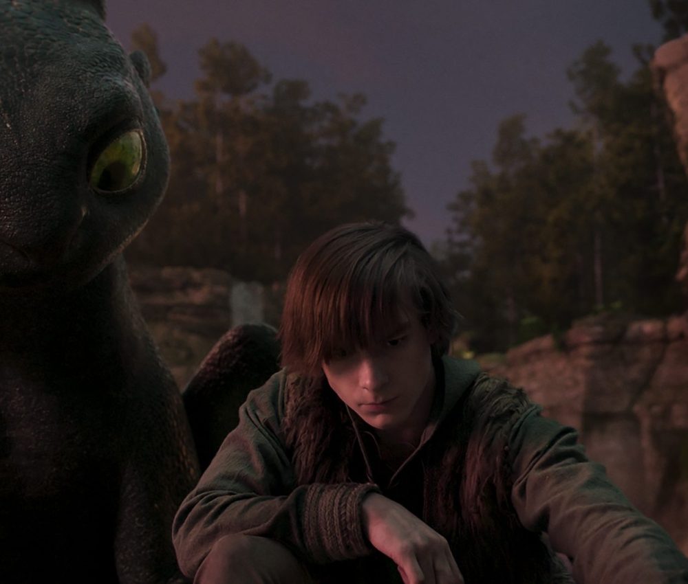 unnamed (15) (from left) Night Fury dragon, Toothless, and Hiccup (Mason Thames) in Universal Pictures’ live-action How to Train Your Dragon, written and directed by Dean DeBlois.